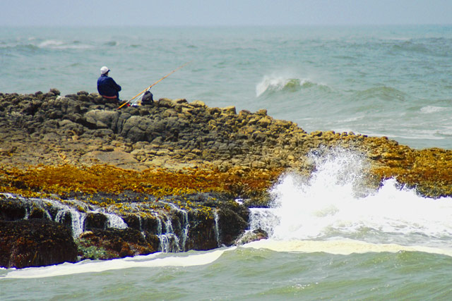 Breaker Fishing © Dennis Mojado