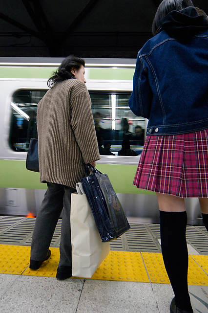 Waiting for Yamanote © Dennis Mojado